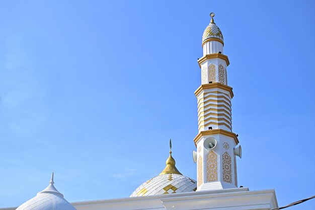 Foto torre della moschea al khoir con cielo blu sullo sfondo spazio libero o vuoto sul lato sinistro