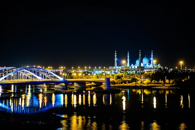 Al Maktum-brug in Abu Dhabi, Verenigde Arabische Emiraten.