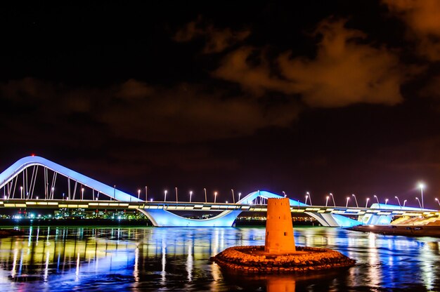 Al Maktum-brug in Abu Dhabi, Verenigde Arabische Emiraten.