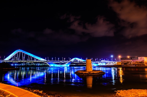 Al Maktum-brug in Abu Dhabi, Verenigde Arabische Emiraten.