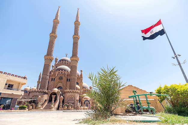 Мечеть аль мустафа в старом городе шарм-эль-шейха. площадь возле мечети. флаг египта.