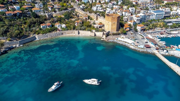 Alanya turchia 11 agosto 2023 una vista aerea della baia di alanya ad antalya turchia mare e città con un cielo aperto kizil kule alanya