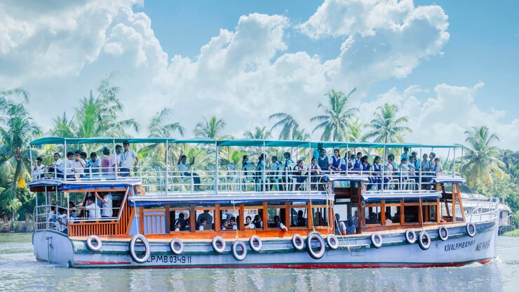 ALAPPUZHA KERALA INDIA Een schip met Indiase schoolkinderen vaart door wetlands in Kerala