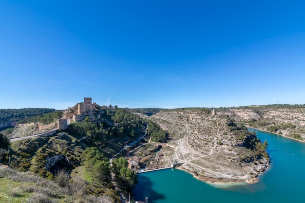 Photo alarcon village castle in the province of cuenca spain on a sunny winter dayxa