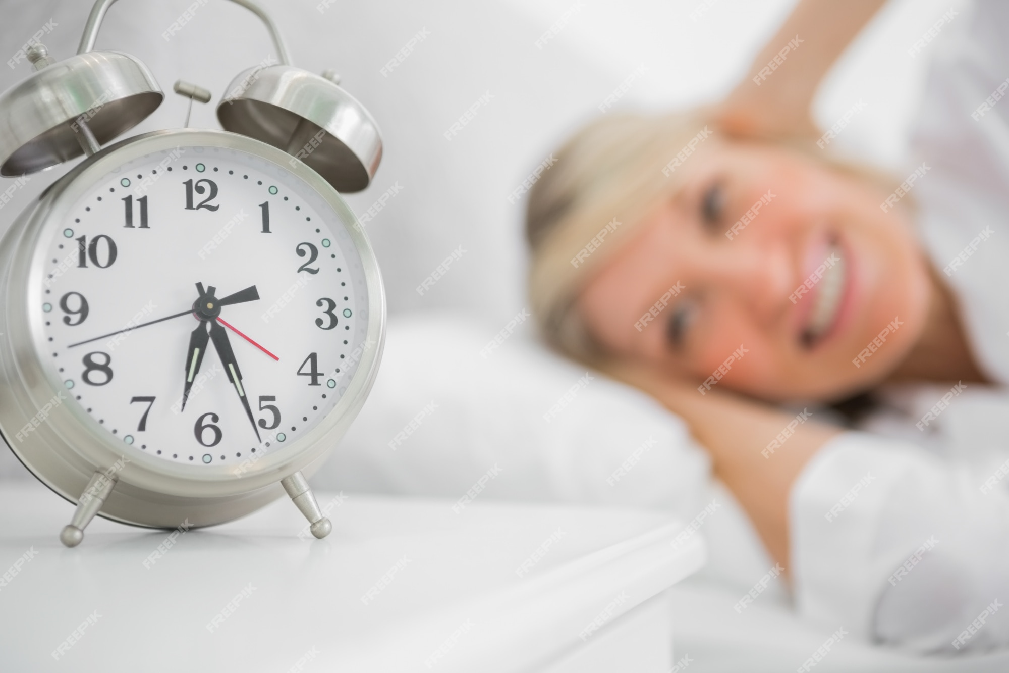 Будет ли будить. Блондинка с будильником. Раздражение от будильника. A woman is setting the Alarm Clock in her Bedroom.