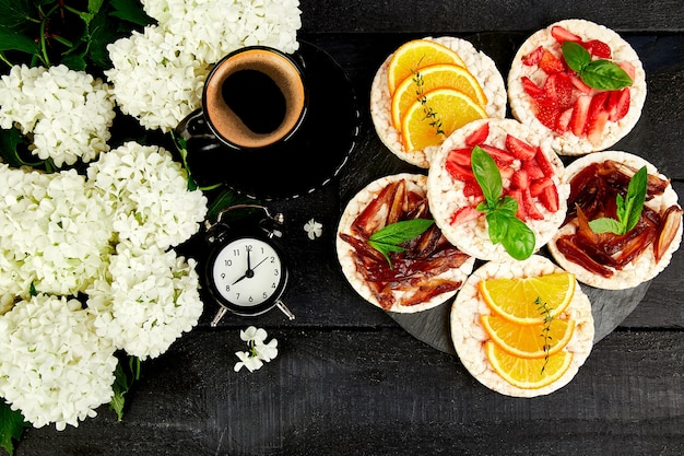 Sveglia buona giornata con una tazza di caffè