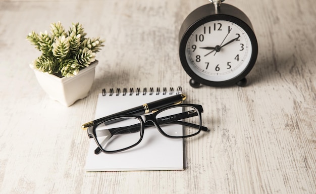 Photo alarm clock ocki and notebook on the table