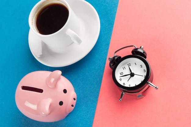 時間を節約するための目覚まし時計と貯金箱