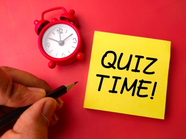 QUIZ TIME이라는 단어가 있는 알람 시계 및 스티커 메모