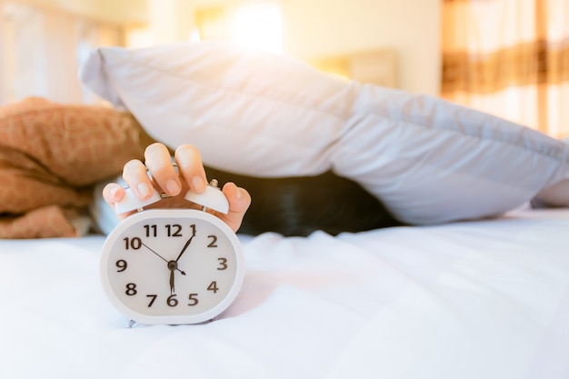 Foto sveglia che si sveglia al mattino in camera da letto