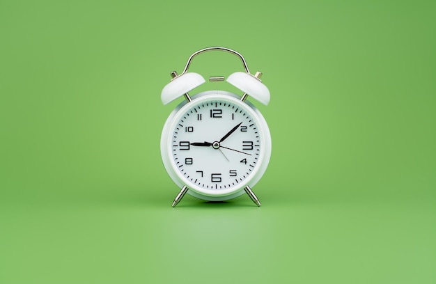Время будильника и финансы время встречи пунктуальность работа против времени Время ценно для жизни Ценность времени