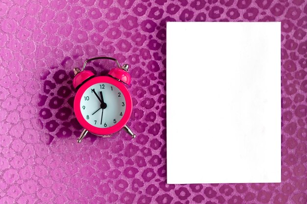 Foto orologio sveglia e modello bianco vuoto su sfondo colorato concetto minimo
