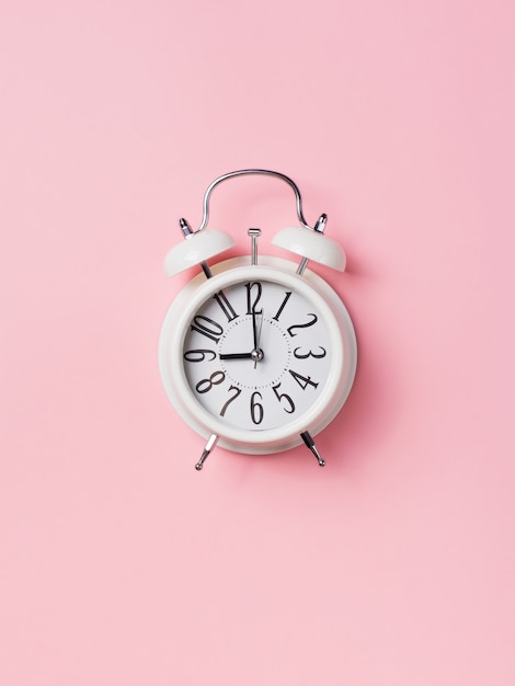 Alarm op roze. pastel minimalisme