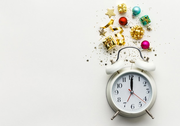 Alarmklok en kerstversieringen op witte achtergrond