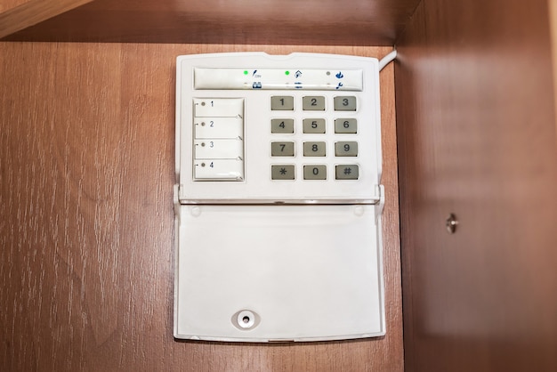 Alarmsystemen voor een appartement, huis of kantoor. Surveillance en anti-diefstal en dief console