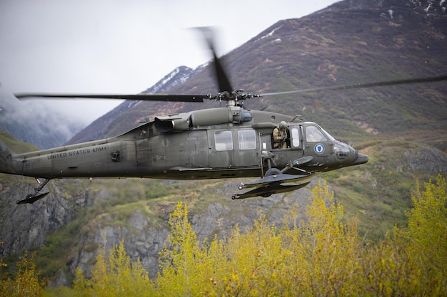 Foto l'aviazione dell'esercito dell'alaska conduce l'addestramento vicino alla colonia galcier