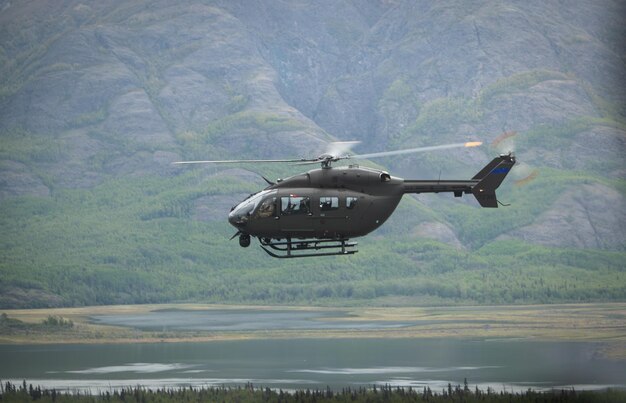 Foto alaska army aviation geeft training in de buurt van colony galcier