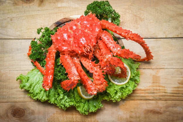 Alaskan King Crab Gekookte stoom of gekookte zeevruchten en slasalade