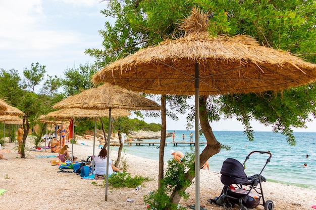 Photo albania vlora august 2023 beach on the adriatic sea with straw umbrellas