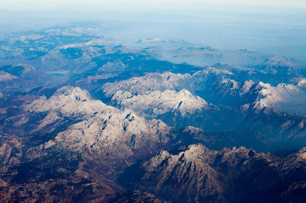 アルバニア アルプスの岩が多い山の頂上空撮