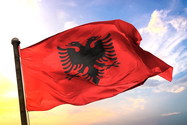 Albanië 3D-rendering vlag zwaaien geïsoleerde lucht en wolken achtergrond