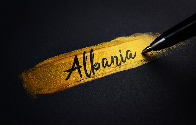 Albanië Handschrifttekst op gouden verfpenseelstreek