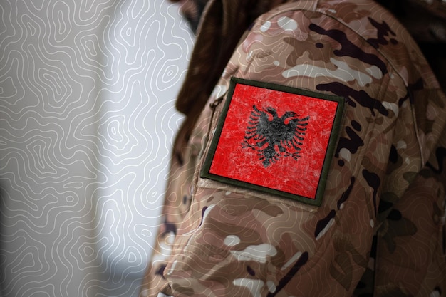 Albanië Soldaat Soldaat met vlag Albanië Vlag van Albanië op een militair uniform Camouflagekleding