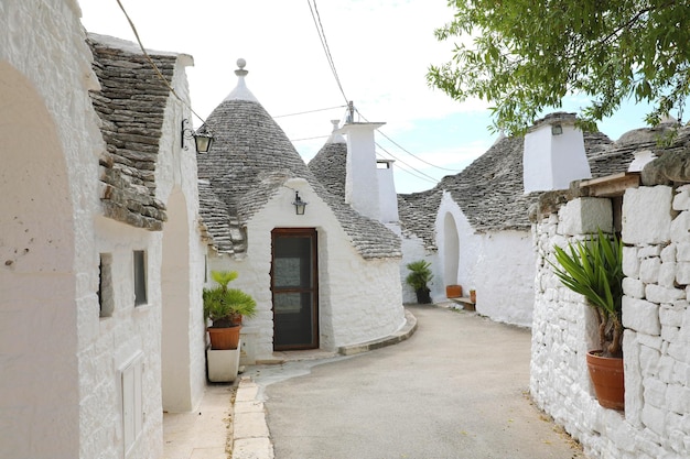 Foto alberobello dorp met traditionele droge stenen hut met een kegelvormig dak in apulië, italië