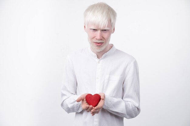 Albinisme albino man in studio gekleed t-shirt geïsoleerd op een witte achtergrond. abnormale afwijkingen. ongebruikelijk uiterlijk. huidafwijking