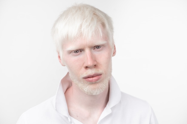 Photo albino man in  studio dressed t-shirt isolated on a white