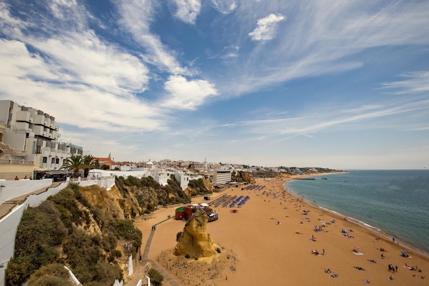 Вид с воздуха на пляж Албуфейра Прайя-ду-Пенеку Южная Португалия