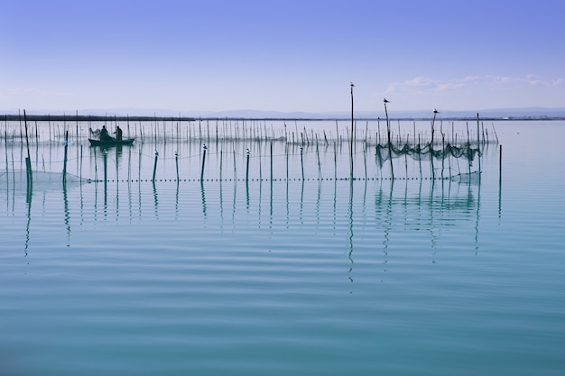 Озеро Альбуфера из Валенсии Испания водно-болотных угодий в Средиземном море с рыбаками снасти