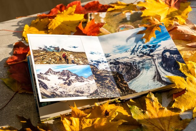 Album voor foto's in helder herfstgebladerte