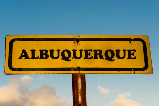 Vecchio segno giallo della città di albuquerque con cielo blu