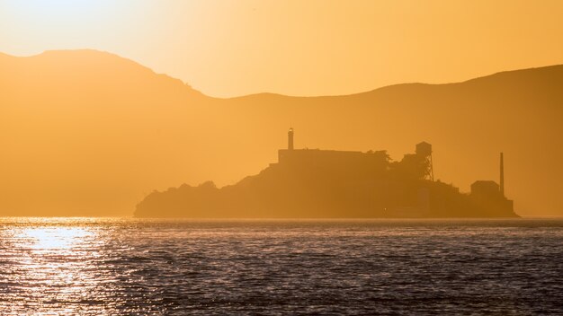 Alcatraz-eilandgevangenis bij zonsondergang backlight in San Francisco