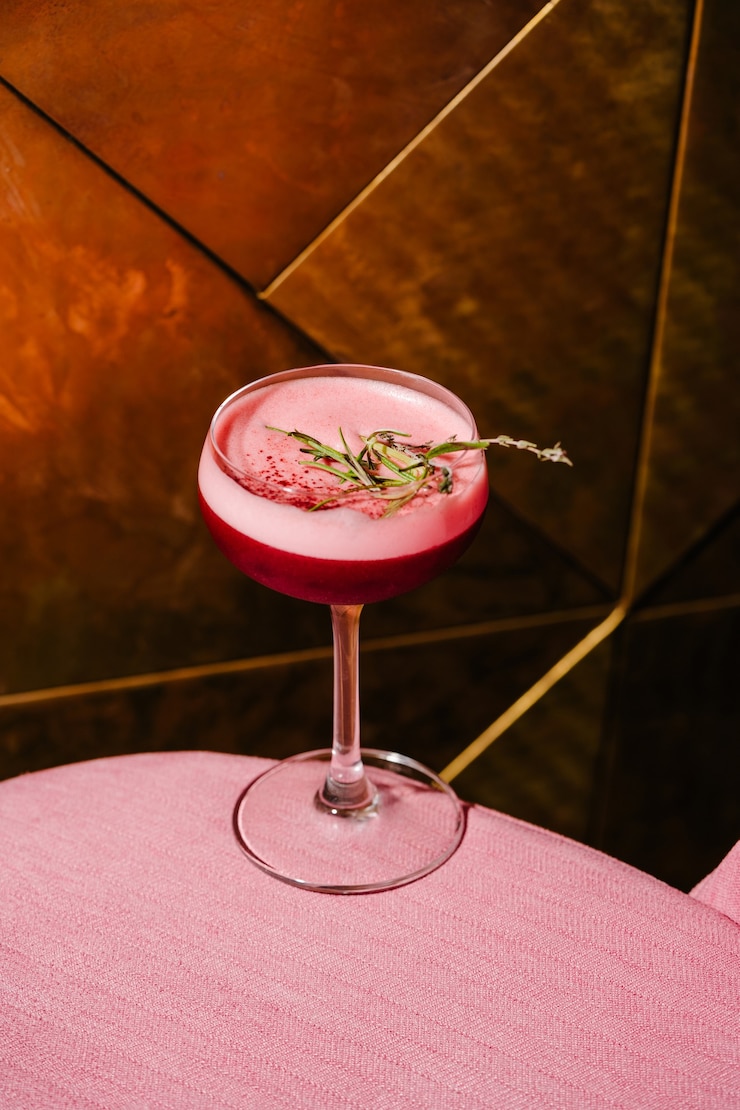 Foto alcohol berry cocktail met rozemarijn