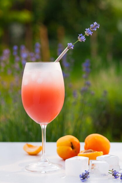 Cocktail alcolico, aperol spritz di albicocca al profumo di lavanda