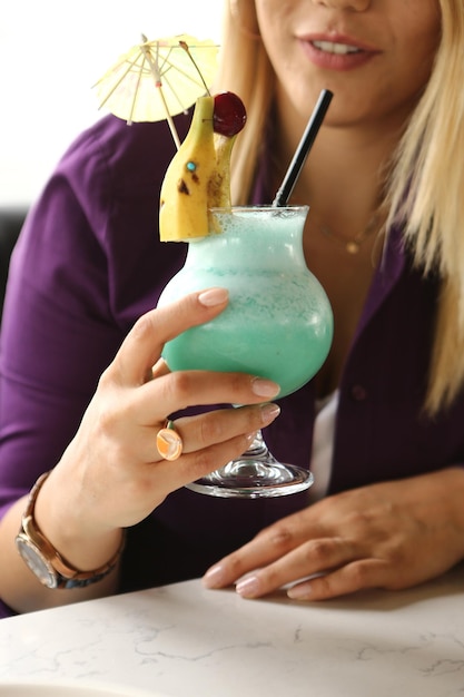 Алкогольный коктейль на столе в ресторане