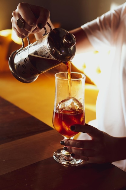 Foto bevanda alcolica cocktail sul tavolo nel ristorante
