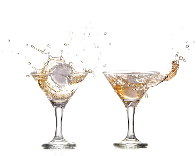 Alcohol cocktail met splash van ijs geïsoleerd op wit