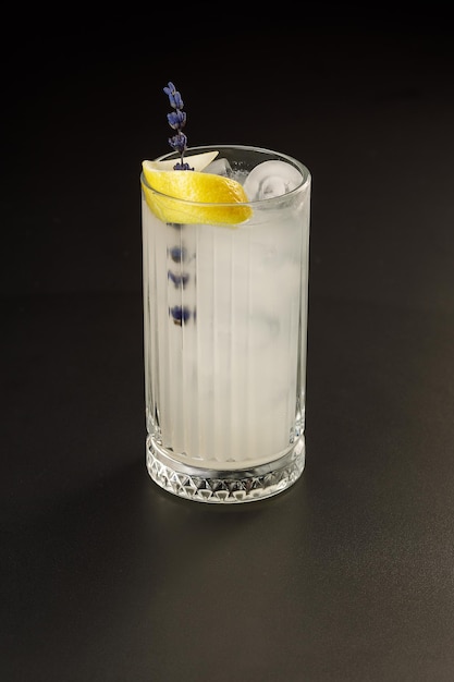 Foto cocktail alcolico sul tavolo al bar