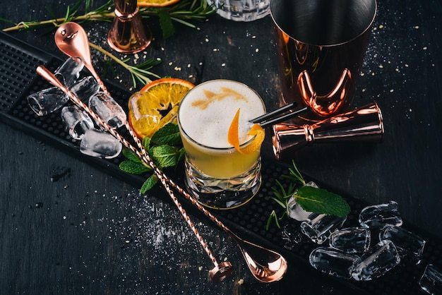 Foto alcool cocktail whisky sauer su uno sfondo di legno nero