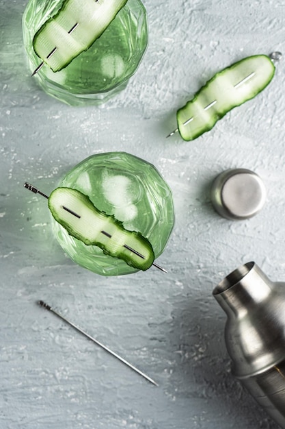 Photo alcohol cocktail with cucumber in whiskey glass with ice cubes summer spirit drink top view