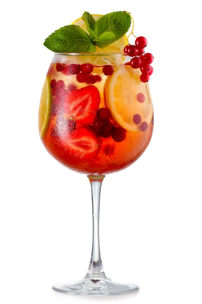 Foto cocktail dell'alcool con la menta fresca, la frutta e le bacche isolate