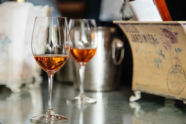 Alcohol drankjes in glazen op de tafel