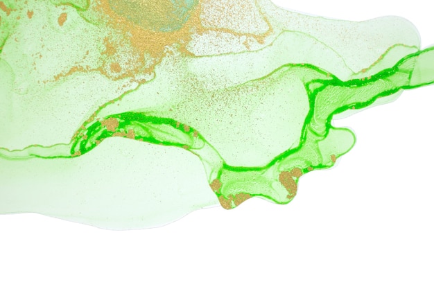 白い背景の上のアルコールインクの緑と金のインクは、テクスチャを落とします