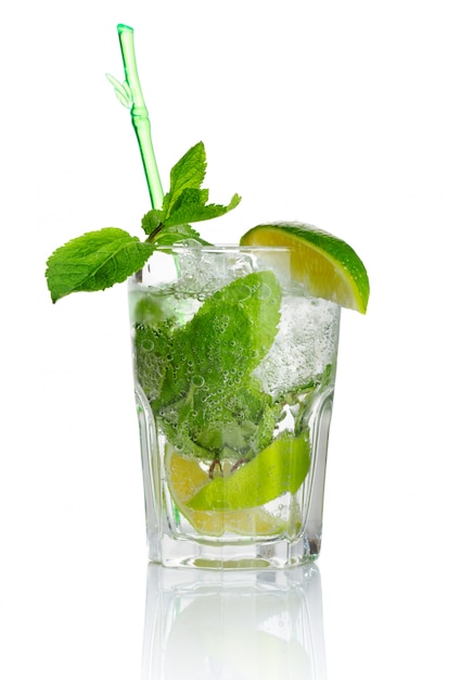 Foto cocktail di mojito dell'alcool con la menta fresca isolata