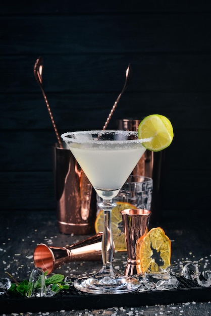 Alcoholcocktail Margarita Tequila limoenijs Op de zwarte achtergrondbar