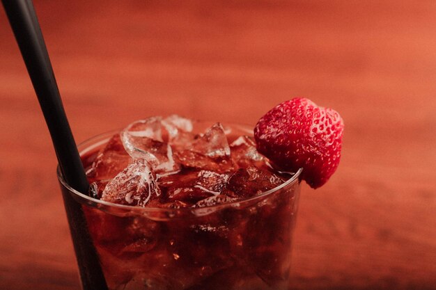 Alcoholcocktaildrank op tafel in restaurant