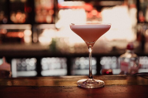 Alcoholcocktaildrank op tafel in restaurant